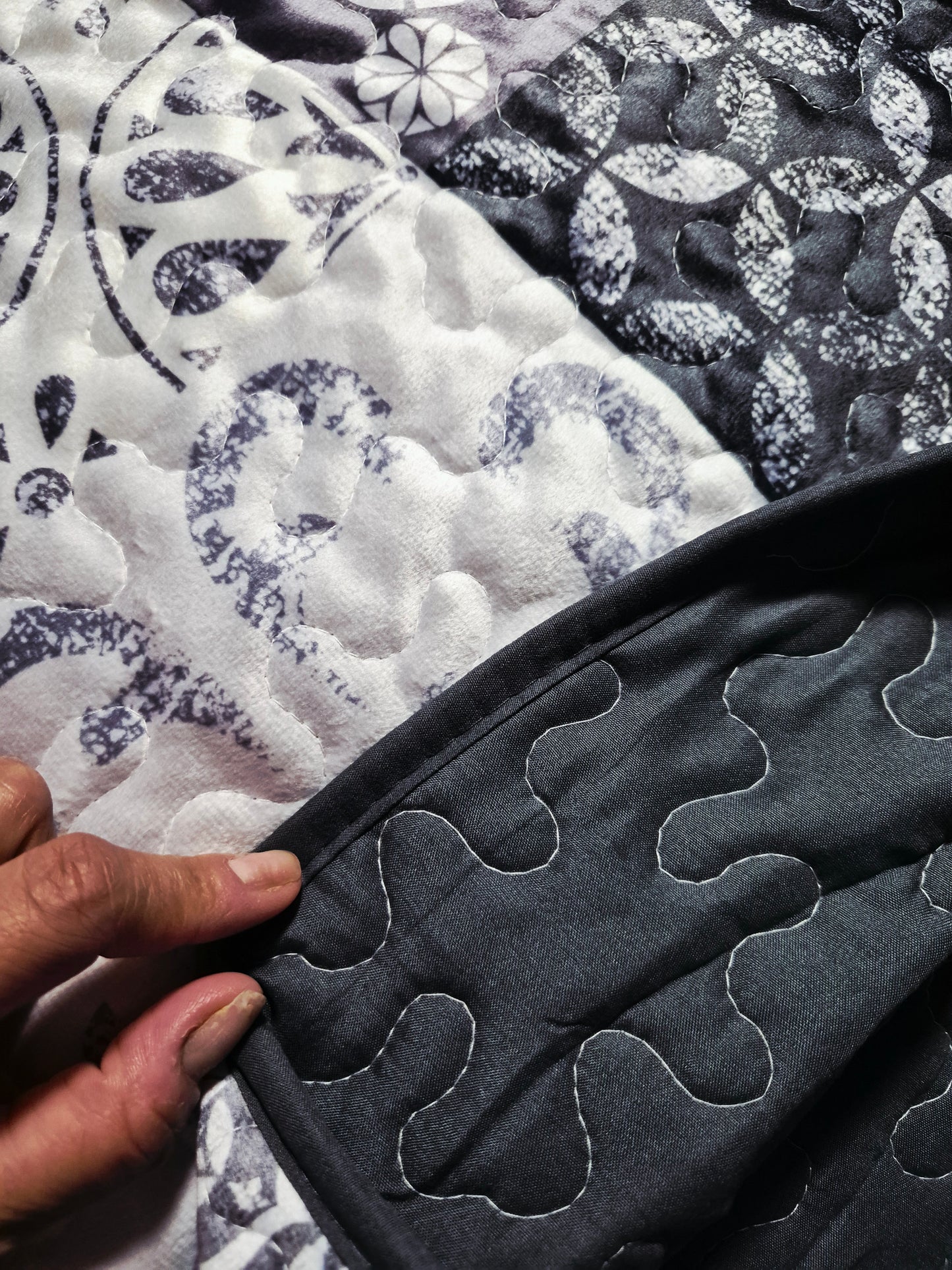 Quilt grey flowers
