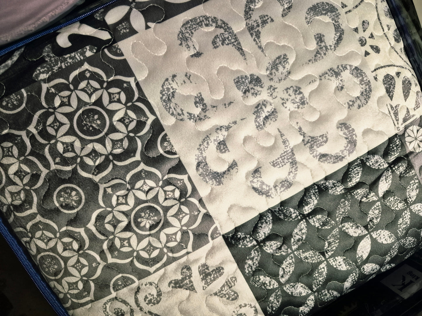Quilt grey flowers